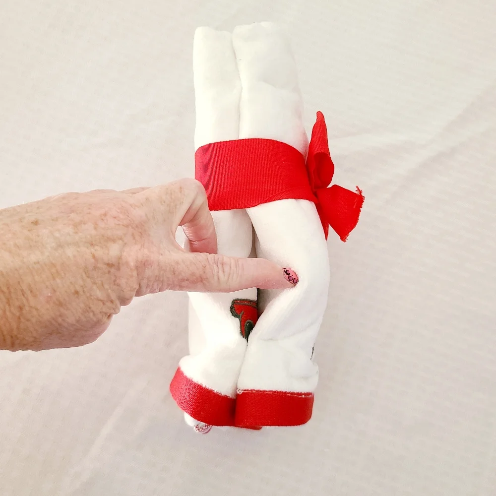 👀50% OFF❤🛻 NWOT‼️ 2-pack of Disney brand Mickey Mouse Holiday Hand Towels